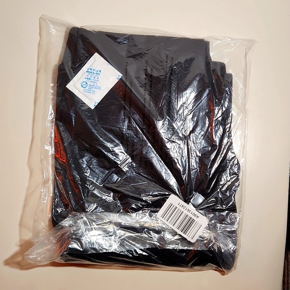 ❤️NWT VINTAGE TORRID LEGGING BLACK FOIL STAR MESH CROP 24" MID-RISE - PLUS SIZE - Picture 5 of 10